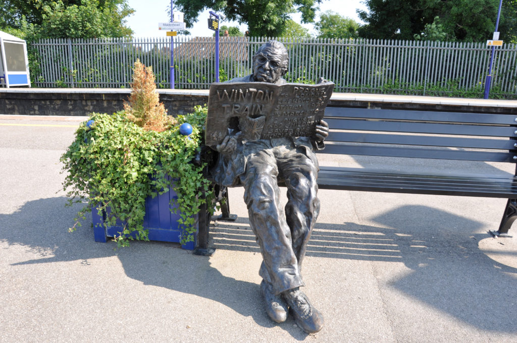 Sir Nicholas Winton statue at Maidenhead Station