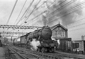 Taken in March 1957 by Ken Widd, ex-LNER Gresley A3 60107 “Royal Lancer” is seen departing past No. 4 Box at Sheffield Victoria with the Up “South Yorkshireman”.