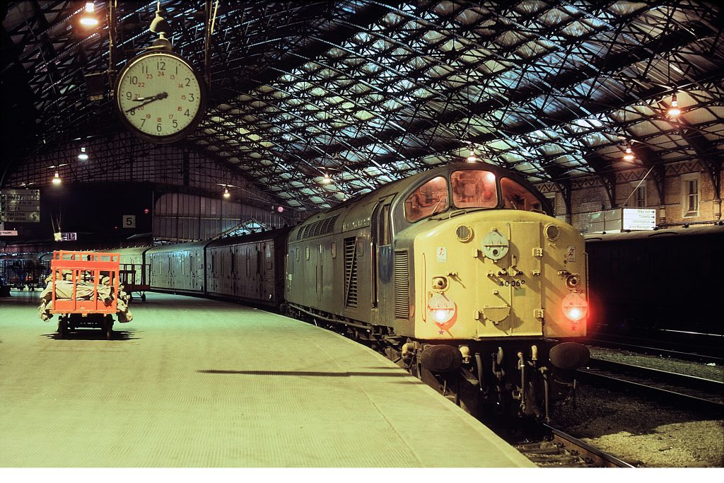 A rare visitor to Bristol Temple Meads. The English Electric ‘whistle’ reverberates around the station as 40069 awaits departure with 3S15, the 12.10 SX Penzance to Glasgow parcels on 25th March 1983.  The class 40 had just coupled to the train, having spent much of the day on Bath Road depot. Image credit: Stewart Jolly
