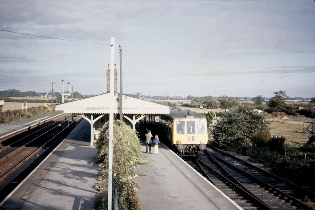19701003-WILLOUGHBY-Class-114-on-09 A last-day photograph of the Mablethorpe branch train is taken at Willoughby on Saturday 3rd October 1970. This working had arrived at 09.13 from Mablethorpe to connect into the 08.20 Cleethorpes to Kings Cross. It returned to Mablethorpe at 09.25, arriving at 09.43 and after a leisurely shunt into the Up platform waited there until 11.00 when it returned to Willoughby to connect into the 10.50 Skegness to Grimsby Town and the 10.45 Grimsby Town to Spalding. Photo: John Tolson, courtesy Trevor Davis.