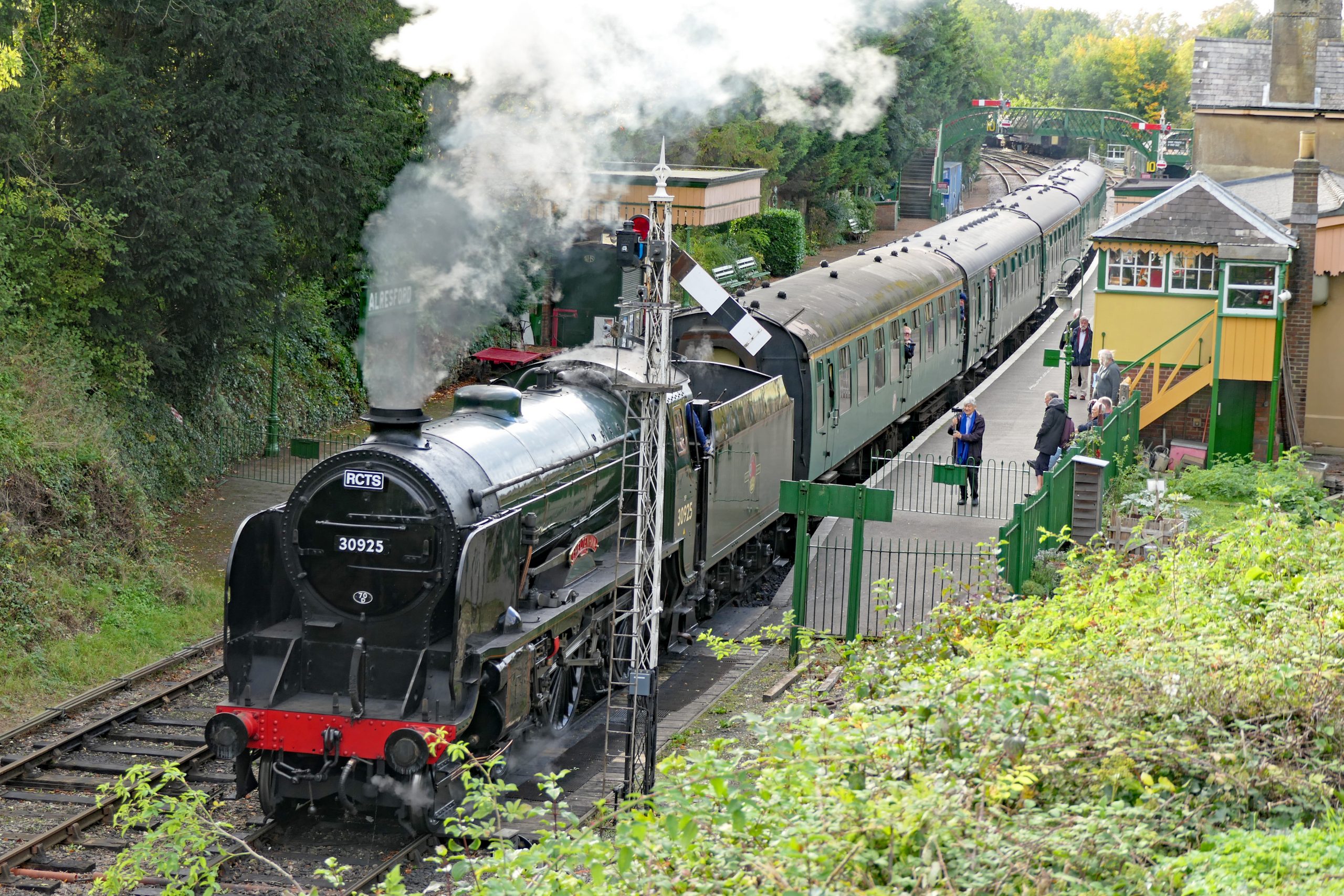 Schools Class loco 30925 Cheltenham pulls away from Alresford with the 16:20 to Alton at the Watercress Autumn Steam Gala. 07 Oct 2022.