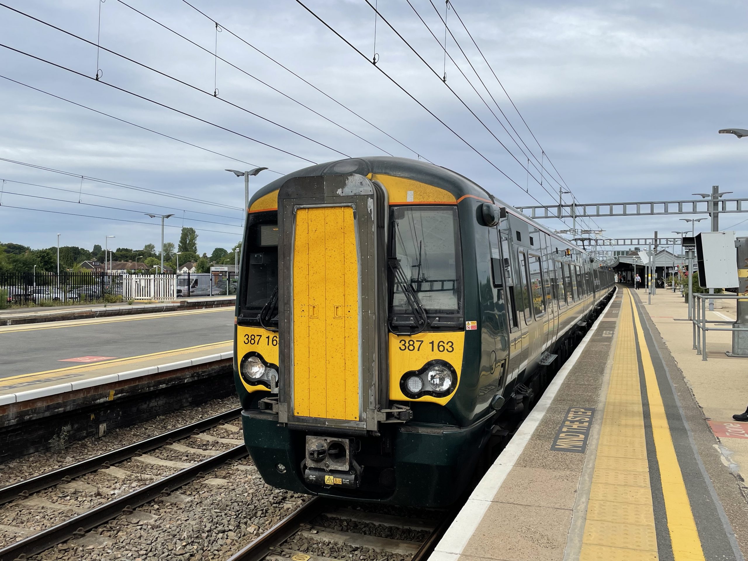 Bombardier Class 387 units 387163 ahead of 387144 forming the 2P42 11:08 service to London Paddington : Image credit - Peter Hughes.