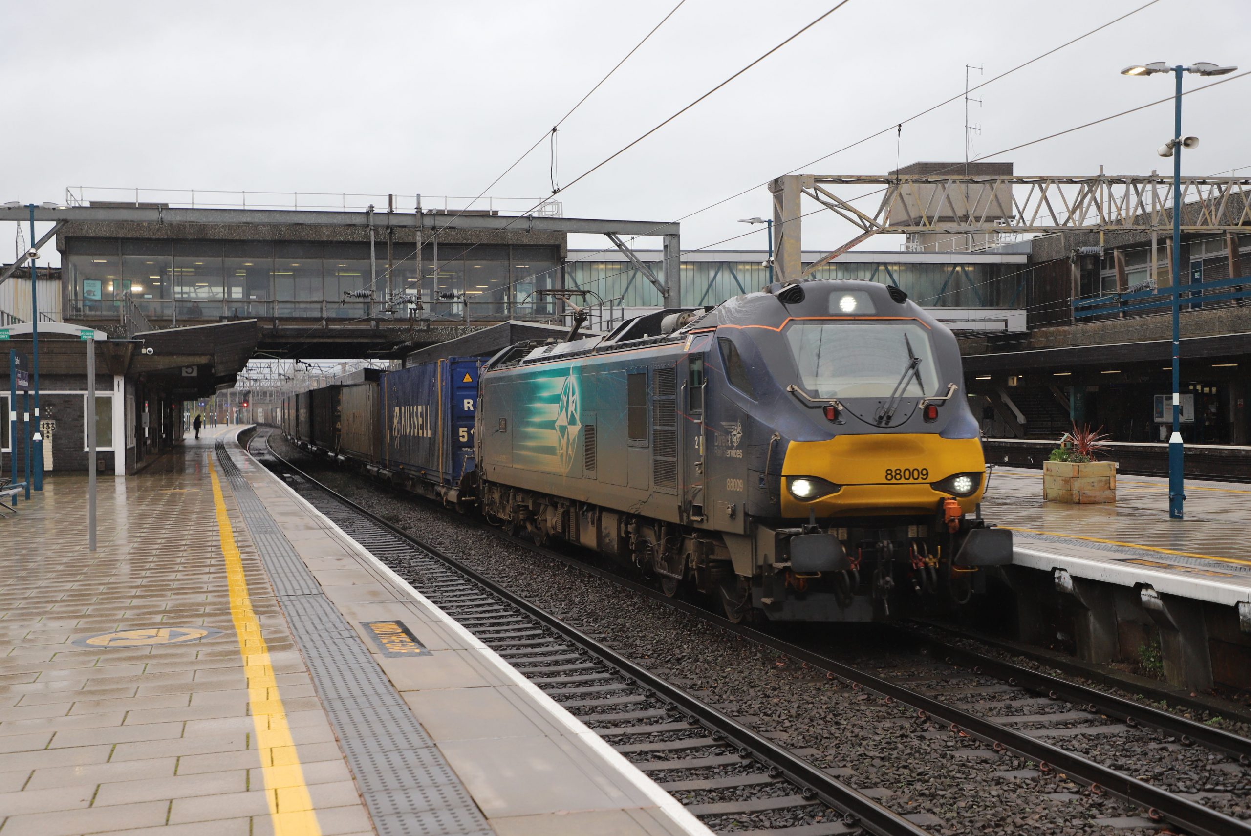 88009 southbound at 12.05 hrs. on (4M27) 05.33 Coatbridge - Daventry intermodal : Image credit - Brian Roberts