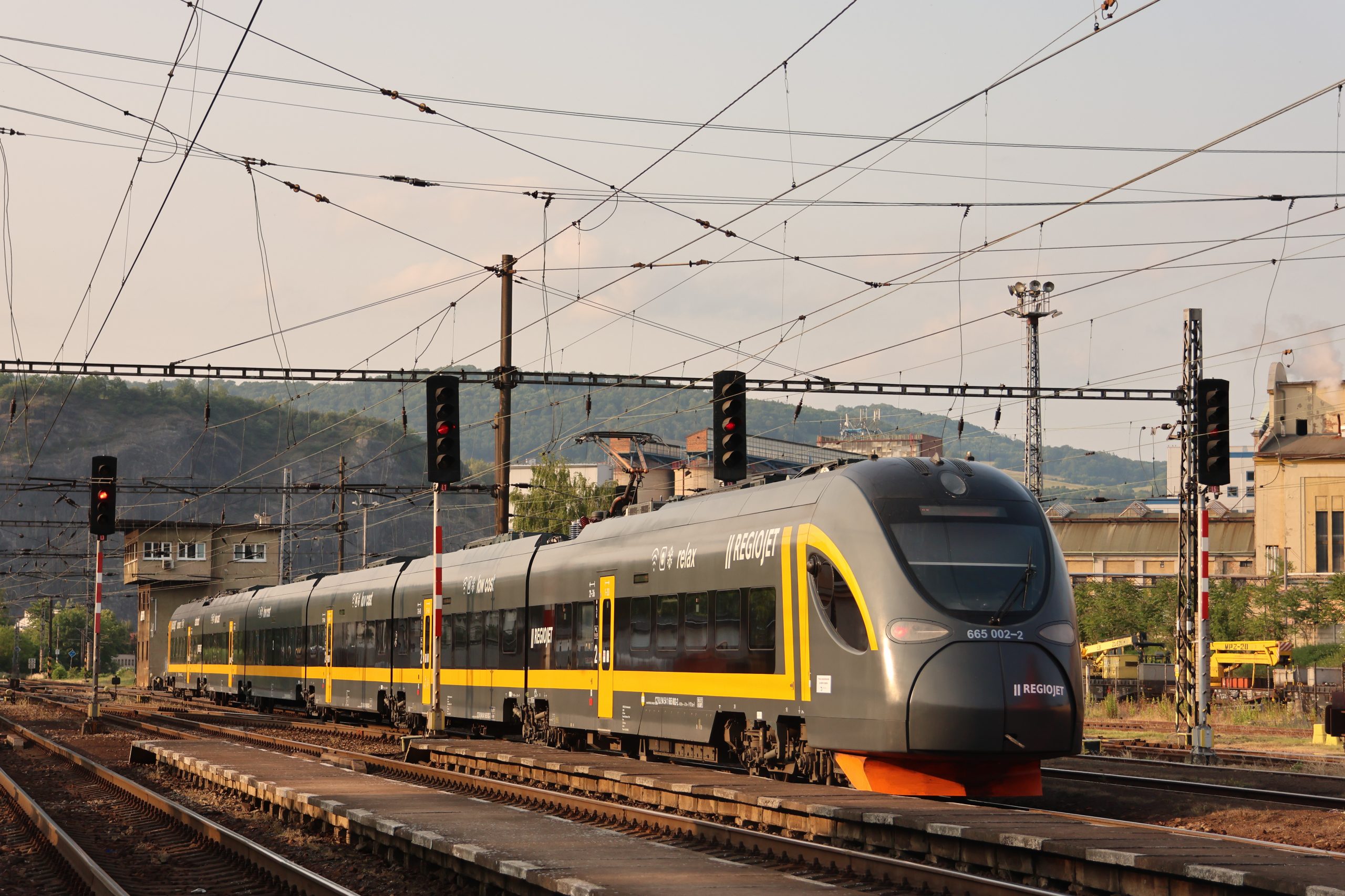 Adams G - 3D6A1140 - Regiojet - 665-002 - Ústí n.L.-Střekov 03 June 2025 Regiojet - 665-002 leaving Ústí n.L.-Střekov with train R1310 the 17:14 from Kolín to Ústí nad Labem hl.n. on 03 June 2025. This is a Chinese built unit that took many years to get approved for passenger use. Indeed, we saw it on test in Plzen last year. Photo: G Adams.