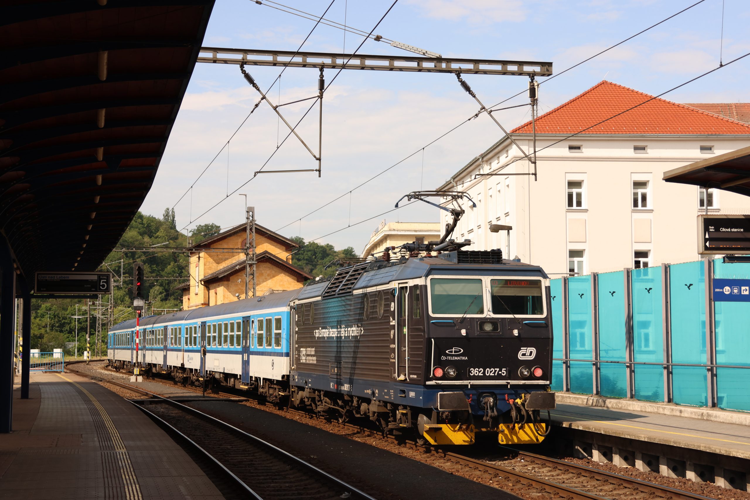 Adams G - 3D6A1167 - CD 362-027 - Ústí nad Labem hl.n. 04 June 2025 CD 362-027 leaving Ústí nad Labem hl.n. at 09:26 with teain Os6860 to Litvinov on 04 June 2025. This locomotive is advertising the ETCS work going on in Czechia at the moment along with companies involved. Photo: G Adams.