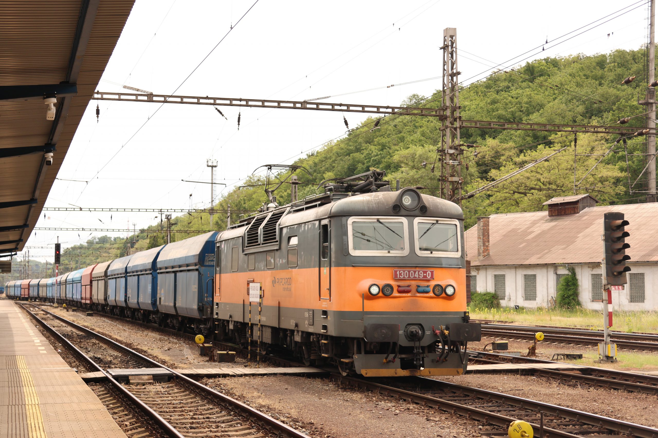 Adams G - 3D6A1291 - PKP Cargo 130-049 - Kralupy n.Vltavou 05 June 2025 PKP Cargo International 130-049 passing Kralupy n.Vltavou with a freight on 05 June 2025. PKP Cargo International was previously AWT. Photo: G Adams.