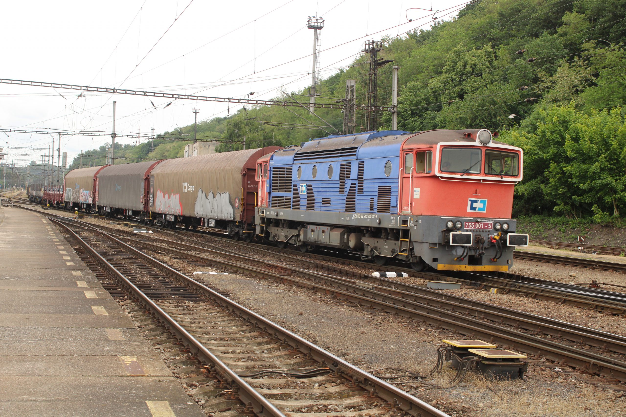 Ollive S - IMG_1703 - CD 755-001 - Kralupy n.Vltavou 05 June 2025 CD 755-001 leaving Kralupy n.Vltavou yard with a freight taking line 110 towards Louny on 05 June 2025. This is one of two locomotives rebuilt from Class 753 with Caterpillar engines and Siemens alternators in 2005. Photo: S Ollive.