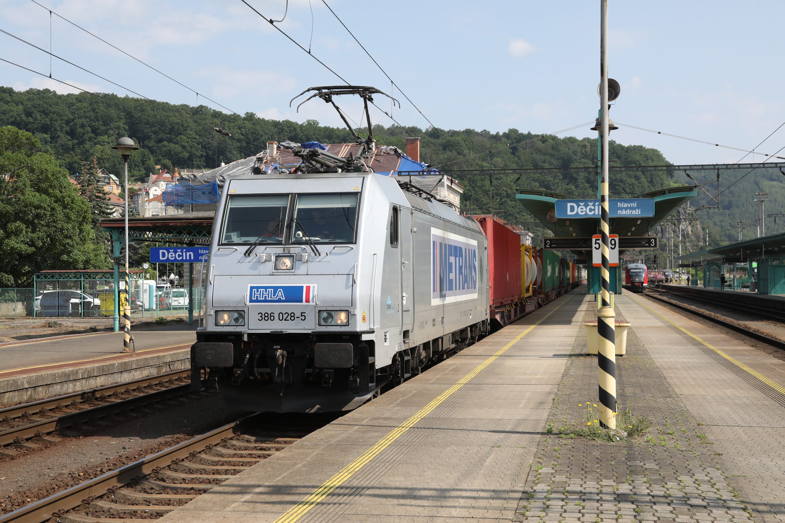 Palmer A - 54583891616_740c6ee223_o - Metrans 386-028 - Děčín hl.n. 03 June 2025 Metrans 386-028 passing south through Děčín hl.n. on 03 June 2025. This is a Bombardier TRAXX2. Photo: A Palmer.