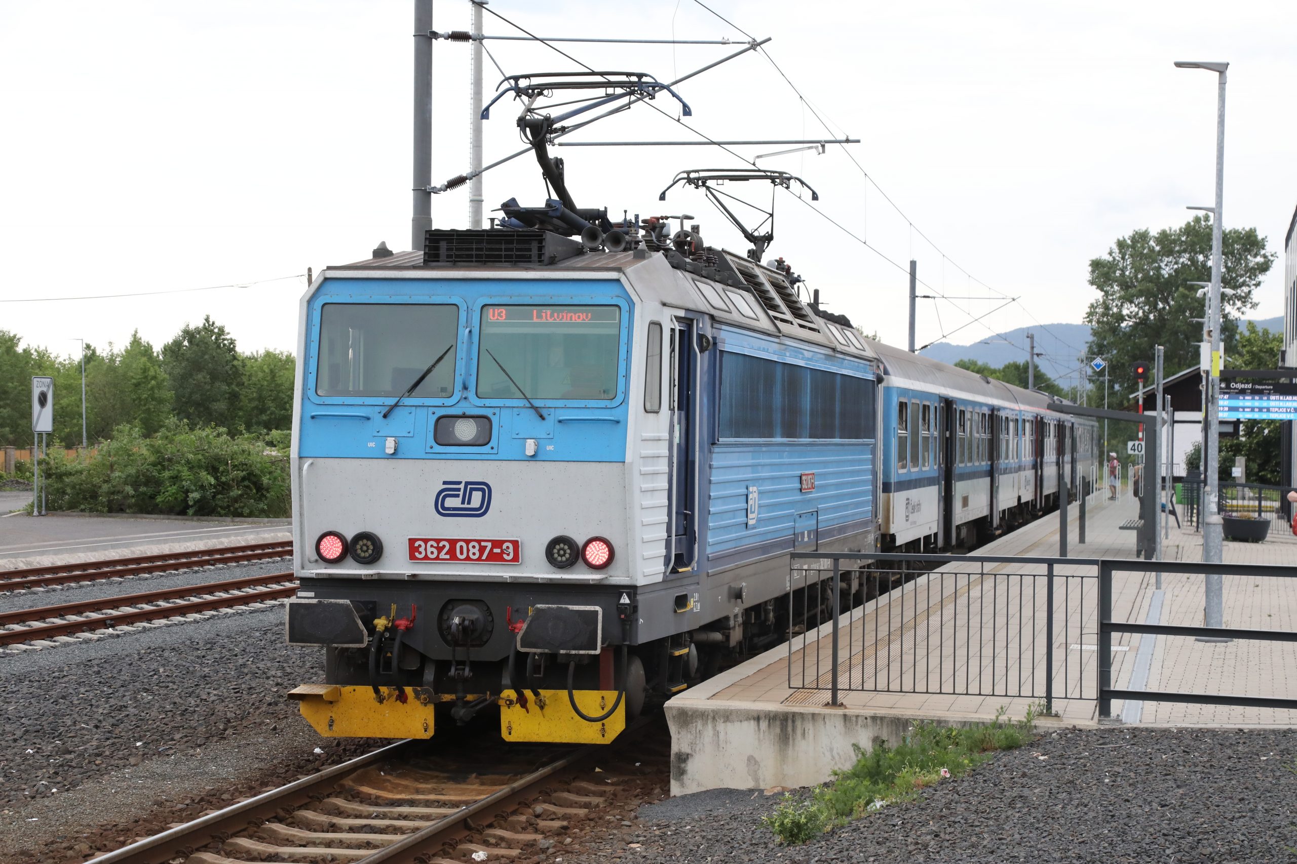 Palmer A - 54584396200_aa259e1294_o - CD 362-087 - Litvinov 04 June 2025 CD 362-087 at Litvinov waiting to work train Os 6874 the 17:47 to Ústí nad Labem hl.n. on 04 June 2025. Photo: A Palmer.