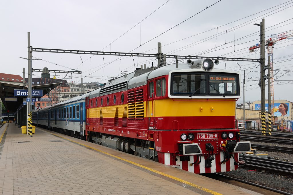 CD 750-705 at Brno hl.n. awaiting to work R656 to České Budějovice as far as Jihlava on 1st June 2026. This Bo-Bo diesel locomotive was originally built by CKD as 750-078 and rebuilt by CZ Loco in 2010 with a Caterpillar engine and modernised cabs for passenger use. [Gordon Adams]