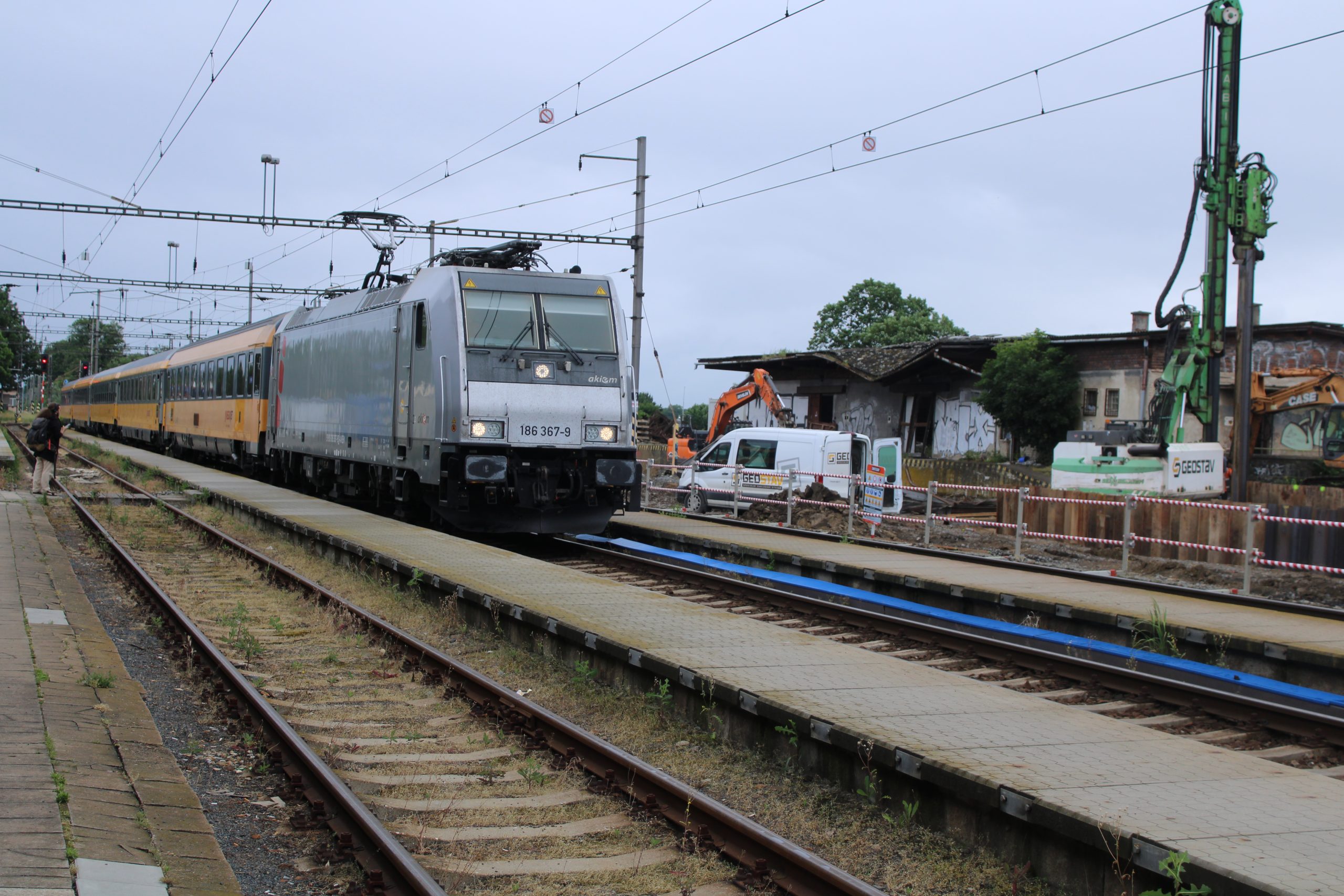 Akiem 186-367 arriving at Kojetín with IC1120 on 3rd June 2026. This is a Bombardier TRAXX F140 MS Bo-Bo Electric Locomotive built in 2018. It is owned by leasing company Akiem and leased by Regiojet. [Steve Ollive]